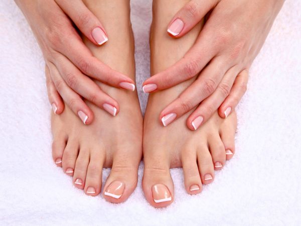 Hände und Füße mit elegantem Nageldesign bei einer Hautbehandlung in Zürich Oerlikon.