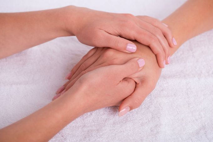 Hautbehandlung im Kosmetikstudio Irina Ästhetik & Nageldesign in Zürich Oerlikon.