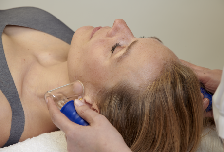 Massagebehandlung im Kosmetikstudio in Zürich Oerlikon für strahlende Haut.
